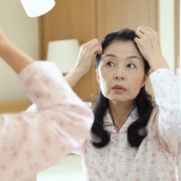 白髪を抜きたい！ でも、抜いたら増えるって、本当？